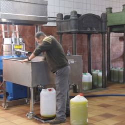 Añadido aceite en barriles grandes de plástico