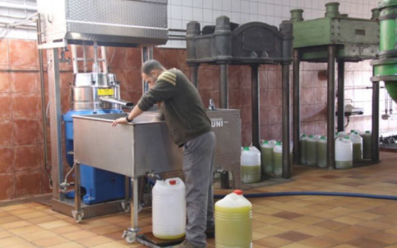 Añadido aceite en barriles grandes de plástico