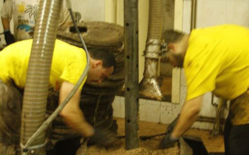 Trabajadores alisando pasta de prensado en molino